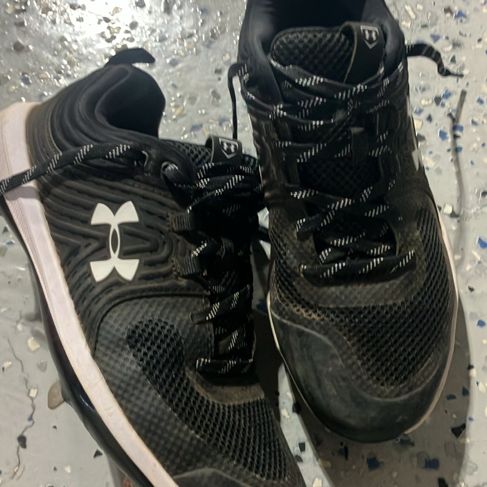Under Armour Men's Black and White cleats baseball softball